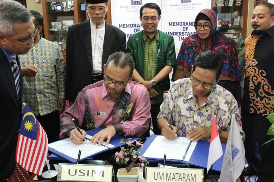 Rektor UM Mataram dan Rektor University Sains Islam Malaysia menandatangani MoU